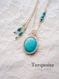 ターコイズ マクラメ編みペンダントの紹介 販売 目を見張る美しいさのターコイズブルーが印象的な上質なターコイズをあしらったデザインペンダント 首紐にはアシンメトリーデザインでターコイズビーズをアクセントとしてあしらい 遊び心を演出しました 天然石の色