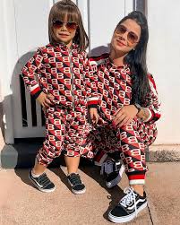 Dia de ficar grudadinha com meu amor ❤️ Vestimos @blessedstore . .  #bonecamaitê #maedemenina #maeefiha #amor #fashionista #blogueirinha…