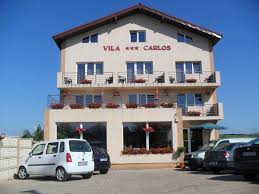 Casa rustik pune la dispozitia turistilor 1 apartament cu 3 camere, living, bucatarie dotata, 1 baie cu cada, balcon cu vedere spre padurea felix si 8 camere cu pat matrimonial, sau cu 2 paturi, fiecare camera cu baie. Vila Carlos In BÄƒile Felix Rumanien 70 Bewertungen Preise Planet Of Hotels