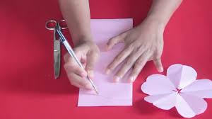 Con la cartulina amarilla iremos cortándola en formas redondas y con la verde intentaremos crear el. Como Hacer Moldes Para Flores De Papel Soyclau Youtube