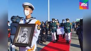 당시 한국인 평균 남성 키가 163cm이었다는 것을 감안하면 지금으로 따지면 2m 이상의 거구나 마찬가지.바로 윗 문장에서 조롱한 소련군 장교의 담력을 확인할 수 있는 부분 01rw494rsqmqpm