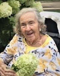 Helen Faris's Instagram, Twitter & Facebook