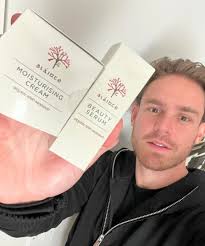 🌿 𝗥𝘆𝗮𝗻'𝘀 𝗚𝗼-𝗧𝗼 𝗦𝗸𝗶𝗻𝗰𝗮𝗿𝗲 𝗣𝗼𝘄𝗲𝗿 𝗣𝗮𝗶𝗿 🌿 For  glowing, hydrated skin, Ryan's secret is the 𝑺𝒍𝒂́𝒊𝒏𝒕𝒆 𝑩𝒆𝒂𝒖𝒕𝒚  𝑺𝒆𝒓𝒖𝒎 combined with our rich 𝑴𝒐𝒊𝒔𝒕𝒖𝒓𝒊𝒔𝒊𝒏𝒈 𝑪𝒓𝒆𝒂𝒎.  Ready to experience the ultimate ...