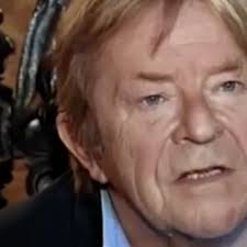 Michel de Decker (Secrets d'Histoire) est mort, Stéphane Bern rend hommage  à son chroniqueur