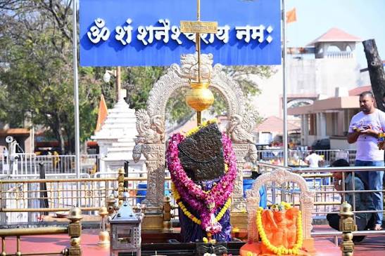 श्री क्षेत्र शनिशिंगणापूर येथे शनिमूर्तीला वाहण्यात येणाऱ्या तेलात भेसळ; आयुक्त तुकाराम मुंढे यांच्याकडे चौकशीची मागणी
