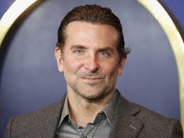 Bradley Cooper onherkenbaar als componist Leonard Bernstein