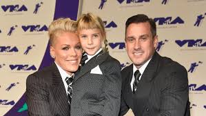 Carey hart and pink 's daughter willow sage is emulating her superstar mother with her new haircut. Pink Explains Why She S Raising Daughter Willow As Gender Neutral Entertainment Tonight