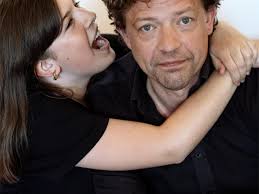 Cato (16) is trots op papa Ben Segers: “Maar in witte onderbroek op  affiche? Gênant!”