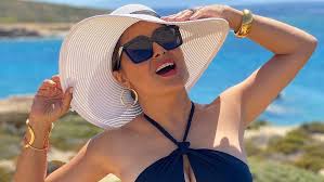 The world would be a much healthier and happier place if we all could grow and eat more fresh food, the hollywood actress tells hello! Salma Hayek Kicks Off 2021 With A Sizzling Bikini Pic