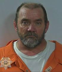 Hombre de Caldwell, Idaho, acusado de asesinar a su hija adoptiva de 18  años.