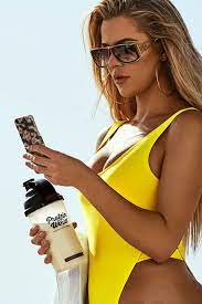 She confirmed how far along she is in her pregnancy with one tweet. Khloe Kardashian Starportrat News Bilder Gala De