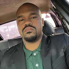 Não sei o que é pior ai, doze anos de casado e essa migalha ou expor isso