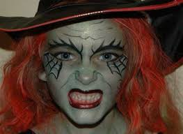 Je me souviens comment je badigeonnais mes yeux de crayon noir avec des gouttelettes de. Comment Faire Un Maquillage De Sorciere De Halloween Archzine Fr Kids Witch Makeup Vintage Halloween Costume Witch Face Paint