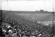 Málokterý z českých hudebníků či kapel před 20 lety přišlo na nedvědy na strahově bezmála 70 000 lidí! Velky Strahovsky Stadion Wikipedie