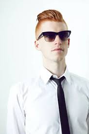 Fedt. En trendy rødhåret mand poserer foran en hvid baggrund. — Stockfoto ©  PeopleImages.com #550938248