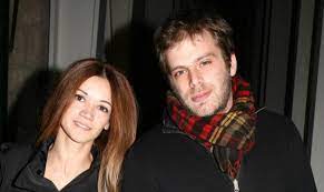 Για τη γνωριμία της με τον σύντροφο της, για τον γάμο που δεν έχει αποκλείσει και για το bullying που δέχτηκε επειδή έγινε μητέρα μετά τα 40 μίλησε η ιωάννα παππά στην εκπομπή after dark. Xwrise H Iwanna Pappa Titloi Teloys Meta Apo 7 Xronia