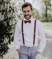 Soll sie fix und fertig gebunden sein oder selbst gebunden werden. Stilsicher In Weinrot Fliege Und Hosentrager Hochzeit Hosentrager Brautigam Anzug Vintage
