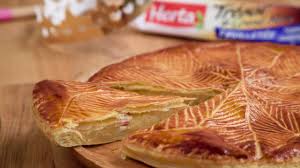 Imaginez une délicieuse pâte feuilletée croustillante renfermant une savoureuse crème d'amandes vous pouvez utiliser une fourchette pour plus de simplicité. Recette De Galette Des Rois A La Frangipane Herta Youtube