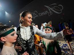 Стало известно, что алина кабаева родила двух мальчиков в центре акушерства и гинекологии имени кулакова в москве. Newsru Com Insider Kabaeva Zarabatyvala 785 Mln Rublej V God Na Postu Glavy Nmg Milliardera Kovalchuka