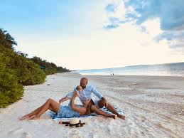 Sunt multe perioade disponibile, asa ca daca vrei sa iti asiguri o vacanta la plaja, cu bani putini, acum ar fi momentul sa. Silvia Petrov Intr O Vacanta De Vis Alaturi De Familia Ei Prezentatoarea A Slabit Si Arata Spectaculos In Costum De Baie