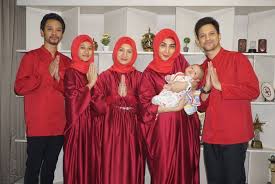 Bahkan kabar pernikahannya dengan seorang mualaf bernama veronica. Adem Dan Rukun Banget Inilah 10 Potret Keluarga Lucky Perdana Yang Jauh Dari Sorot Kamera
