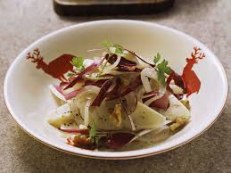 Zwiebelsalat Mit Kase Und Radicchio Auf Tessiner A Rezept Rezepte Salat Zwiebelgemuse