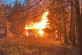 Płomienie pożarły drewniany dom. Trudna akcja strażaków w Targanicach