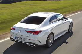 foto sportiva di guida economa di motore mercedes benz sport mercedes