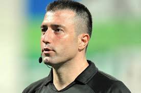 Kellik problemi yaşayan cüneyt çakır, maçlara çıkmadan önce kafasındaki saç olmayan bölgeleri kapatmak için özel bir toz kullanıyor. Cuneyt Cakir Maclara Cikmadan Once Saclari Icin Toz Kullaniyor Haberler Spor