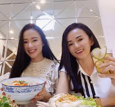 Diễn viên angela phương trinh tập trung tu thiền và phát nguyện ăn chay trọn đời từ ngày đầu tiên của năm 2020. Máº¹ Ruá»™t Angela PhÆ°Æ¡ng Trinh Ngay Cang Tráº» Trung Sanh Ä'iá»‡u á»Ÿ Tuá»•i U60