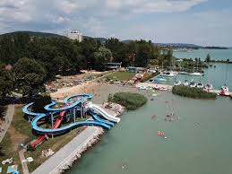 A kék csúszda az anakonda, a zöld csúszda a kamikaze nevet kapta. A Balatoni Vizi Csuszdak Fejlesztesere Irtak Ki Palyazatot Turizmus Com