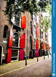 A confusão acontece porque durante grande parte da história da nação, ela foi comandada por dinastias holandesas, ou seja, nativas dessas províncias. Janelas Vermelhas Tipicas De Amsterdao Holanda Ou Dos Paises Baixos Imagem Editorial Imagem De Flores History 126872815