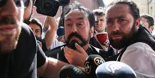 İstanbul baro başkanı ümit kocasakal ve yönetim kurulu üyelerinin de aralarında bulunduğu 21 avukat staj yapan başörtülü bir avukatın dersten çıkarılmasıyla. Saadettin Tantan Adnan Hoca Grubunun Elinde Cok Buyuk Bir Arsiv Var Santaj Mekanizmasini Isletiyorlar