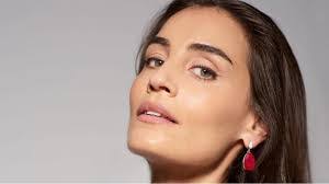 Lara Wolf's Instagram, Twitter & Facebook