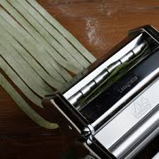 You can make lasagne, fettuccine and tagliolini pasta shapes and it is compatible with 12 other extra accessories. Ausrollmaschine Atlas Roller Marcato Made In Italy