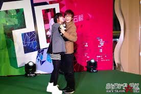 許嵩遭瘋狂女歌迷強吻拉票會人氣爆棚女歌迷被「人肉」 - STARSHK