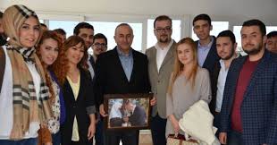 Ailesi için üniversiteyi yarıda bıraktı, çocukları okusun diye 35 derece sıcağın altında çalışıyor ailesini geçindirmek için okuduğu 2 üniversiteyi. Duygulandiran Fotograf
