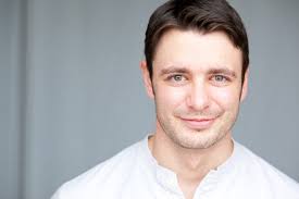 🇫🇷 Valjean, at last, We see each other plain Monsieur le Mayor, You'll  wear a different chain! 🇫🇷 What is it like performing in Les Miserables