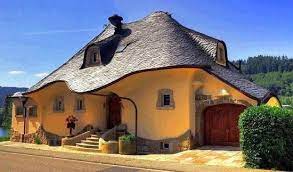 Găsește acest pin și încă altele în case si cabane din lemn de la renovat.ro. Cele Mai Frumoase Case Din Chirpici Sau Lut Din Intreaga Lume Unique Houses Houses In Germany Cob House
