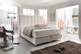 Mit George V Weht Mehr Als Nur Ein Hauch Von Aristokratie Durch Die Gemacher Das Klare Minimalistische Design Unterstreicht Die Beson Boxspringbett Bett Haus