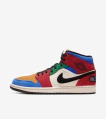 Lorsque son agent david falk proposa aux grandes marques sportives d'alors de fabriquer pour l'étoile montante la air jordan 1 high est une merveille de fabrication. Date De Sortie De La Air Jordan 1 Mid Fearless Maison Chateau Rouge Nike Snkrs Fr