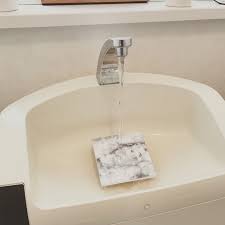 キャンドゥのタイルでタンク付きトイレの洗面ボウルをワンランクアップ 洗面ボウル トイレ タンク 飾り キャンドゥ