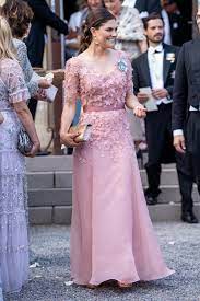 We did not find results for: Im Altrosafarbenen Blutentraum Bezaubert Victoria Namlich Alle Gaste Der Schonen Sommer Hochzeit Von Prinz Prinzessin Victoria Konigliche Kleider Konigin Kleid