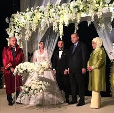 Milli futbolcu gökhan töre, hamile eşi oyuncu esra bilgiç için kesenin ağzını açtı. Gokhan Tore Ve Esra Bilgic In Bosanma Nedeni Ortaya Cikti Haberler Spor Haberler Com