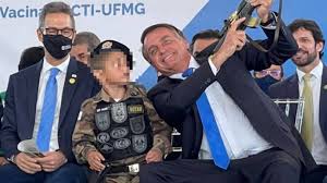 Entidades vão à ONU contra Bolsonaro por expor criança ao fazer apologia às  armas