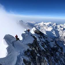 Descending From The Summit Of Everest Across The Cornice Traverse On A Perfect Day Everest Top Of The World Mountaineering
