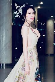 Thủy tiên cũng là trường hợp ca sĩ trẻ hiếm hoi thời bấy giờ thành công rất nhanh, bởi phong cách của cô luôn cập nhật, thu hút. Ca SÄ© Thá»§y Tien Toi Chia Sáº» Vá»›i Cong Vinh Má»i Thá»©