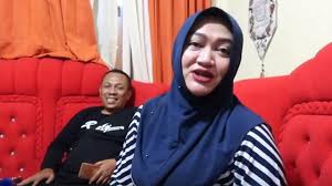 Kabar duka datang dari lina, mantan istri dari komedian sule, yang dikabarkan tutup usia pada hari sabtu dini hari.kabar mengenai meninggalnya ibu belum diketahui penyebab meninggalnya lina. Sebelum Meninggal Lina Sempat Lakukan Hal Ini Dengan Suami Showbiz Liputan6 Com
