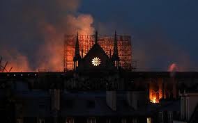 Le feu, qui s'est propagé extrêmement rapidement, a pris dans les combles de la cathédrale, ont indiqué les pompiers. La Cathedrale Notre Dame De Paris Defiguree Par Un Incendie Sera Rebatie The Times Of Israel