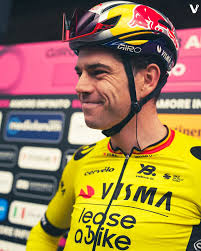 𝟓𝟎𝐞 𝐩𝐫𝐨𝐟𝐳𝐞𝐠𝐞 𝐯𝐨𝐨𝐫 𝐖𝐨𝐮𝐭 𝐯𝐚𝐧 𝐀𝐞𝐫𝐭 Wout van Aert  gooit een strike in de Giro. De spectaculaire gravelrit met 5  sterratistroken die we ook kennen uit de Strade Bianche was duidelijk spek